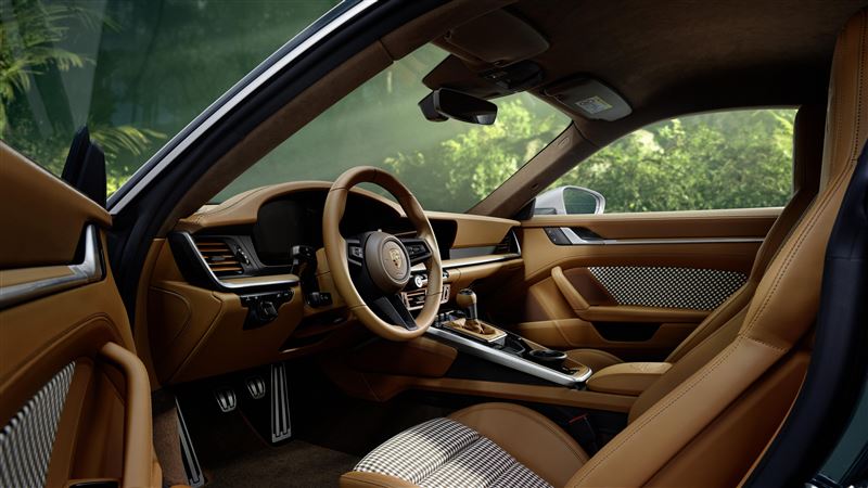 內裝用大量科伊巴棕色皮革鋪滿，明顯呼應豹貓帶點金棕的毛色。（圖／翻攝Porsche網站）