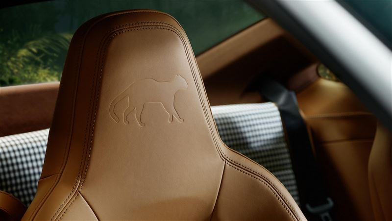 頭枕烙印上豹貓圖騰。（圖／翻攝Porsche網站）