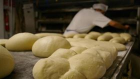 希臘一名麵包師傅在烘焙坊工作時，戴著圍巾不慎被麵包機捲入而死。（示意圖／取自pixabay）