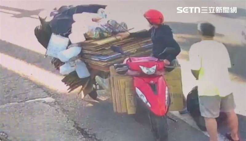 女兒正與另一名男子交談，赫然被巨大聲響打斷，轉頭查看，卻越看越不對勁，踢了側柱下車湊近看。（圖／翻攝畫面）