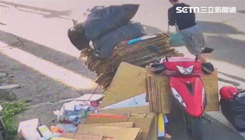 再回到畫面時，女兒陷入惶恐，綁緊的回收大力推翻，從後車廂翻出包包，背了就跑。（圖／翻攝畫面）