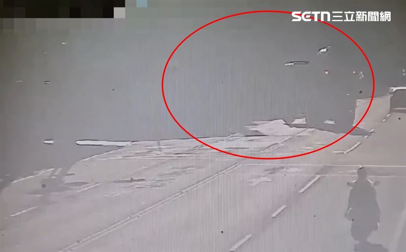 關鍵的監視器畫面雜訊過多，只能看見水泥車左轉，一片漆黑中，看不見陳婦。（圖／翻攝畫面）