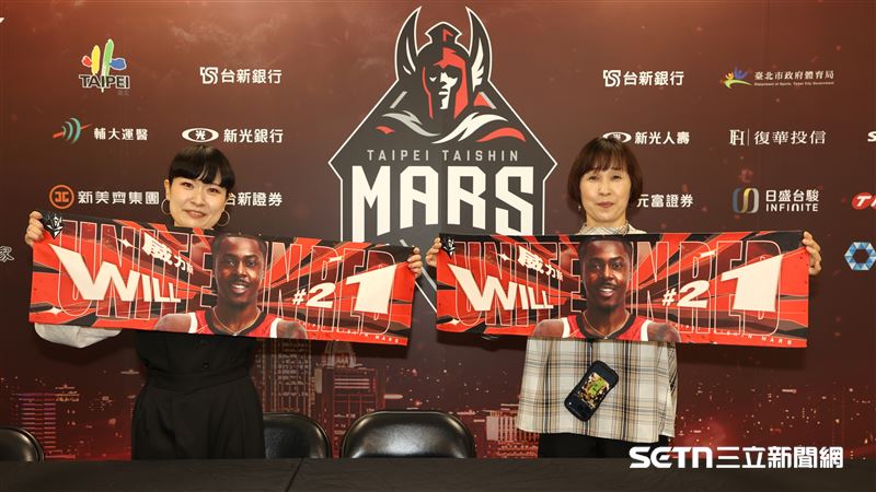 日本球迷吉田美月和媽媽吉田清美來台灣應援台新戰神洋將威力斯。（圖／記者劉彥池攝影）