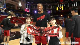 日本球迷吉田美月和媽媽吉田清美賽前和威力斯合影。（圖／記者劉彥池攝影）