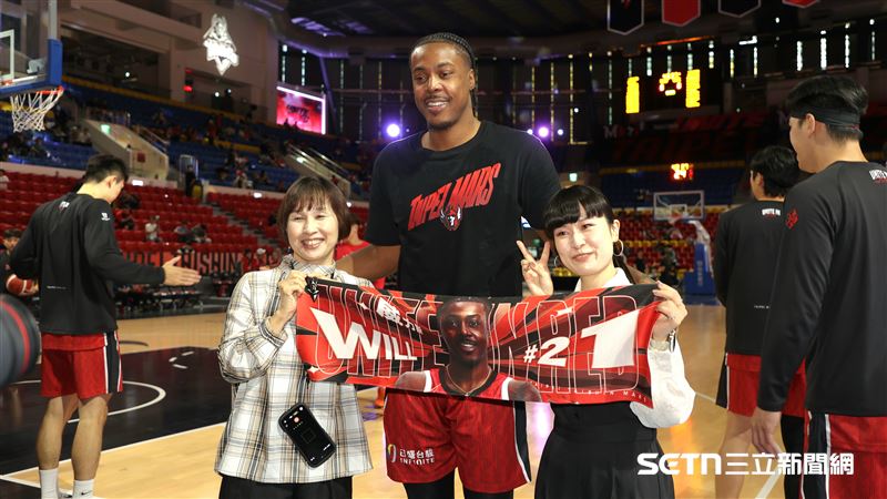 日本球迷吉田美月和媽媽吉田清美賽前和威力斯合影。（圖／記者劉彥池攝影）