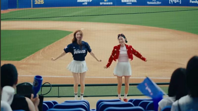 金針菇（右）MV找來李雅英（右）助陣。（圖／翻攝自YouTube）