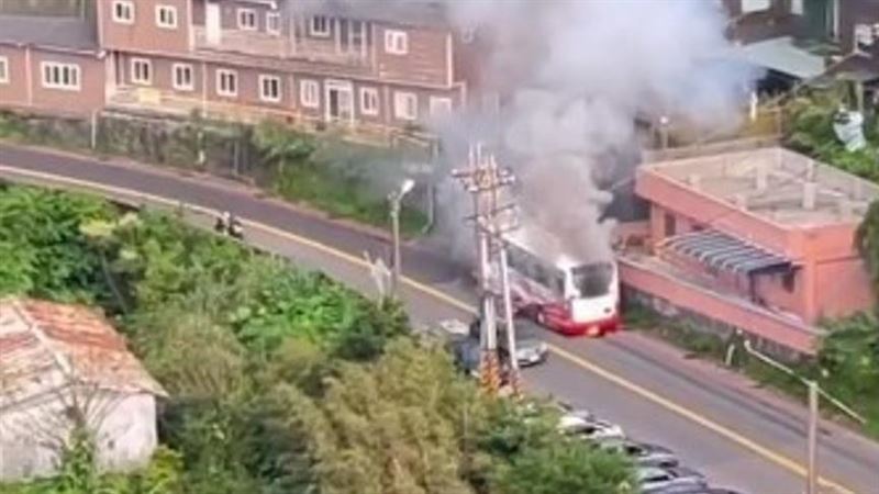 新北市瑞芳區汽車路，一台遊覽車突然起火燃燒。（圖／翻攝畫面）