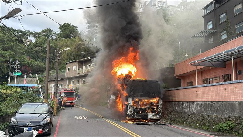新北市瑞芳區汽車路，一台遊覽車突然起火燃燒。（圖／翻攝畫面）