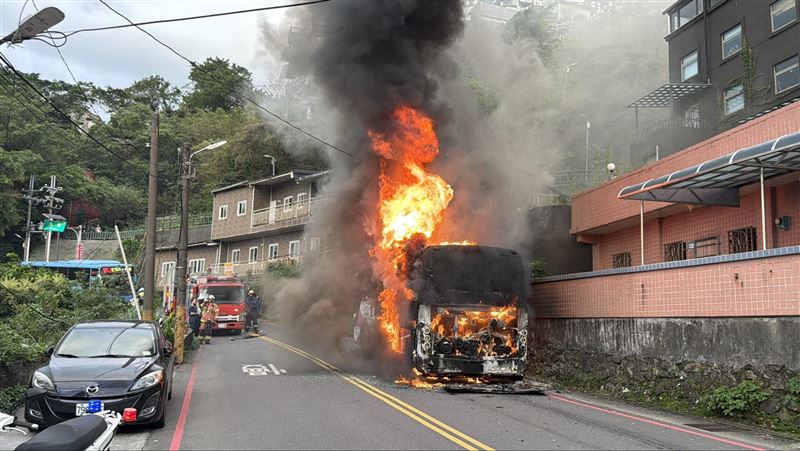 新北市瑞芳區汽車路，一台遊覽車突然起火燃燒。（圖／翻攝畫面）