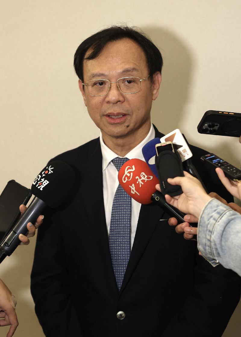 石崇良（圖）下午出席2025罕見疾病獎助學金頒獎典禮，接受媒體聯訪回應時事議題。（圖／中央社）