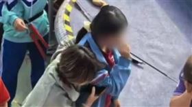 中國廣東一所高中運動會有女學生被箭射傷臉，引發熱議。（圖／翻攝自微博）