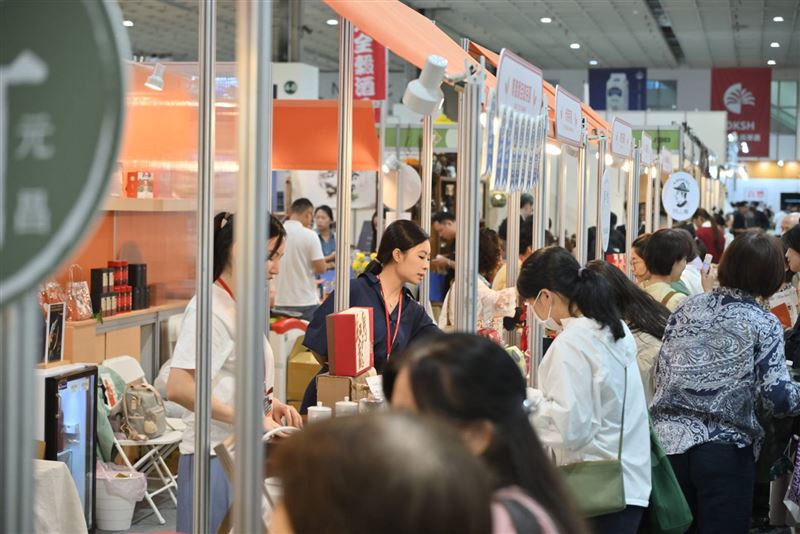 攤位現場人潮眾多，除了茶品，還有甜點可享用。（圖／臺東縣政府財政及經濟發展處提供）