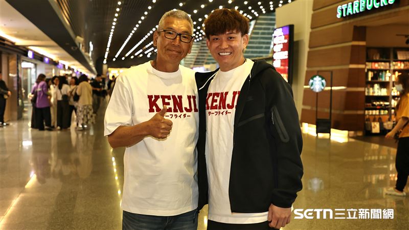 前樂天桃猿總教練古久保健二離台，捕手張閔勛到機場送機。（圖／記者劉彥池攝影）