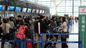 雖然中國外交部發布赴日旅遊警示，仍有大批陸客準備登機前往日本。（圖／翻攝 朝日新聞）