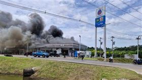 泰柬7月邊境交火，四色菊府「班普」，超商被轟炸，陷入火海燃燒。（圖／翻攝自World Forum ข่าวสารต่างประเทศ臉書）