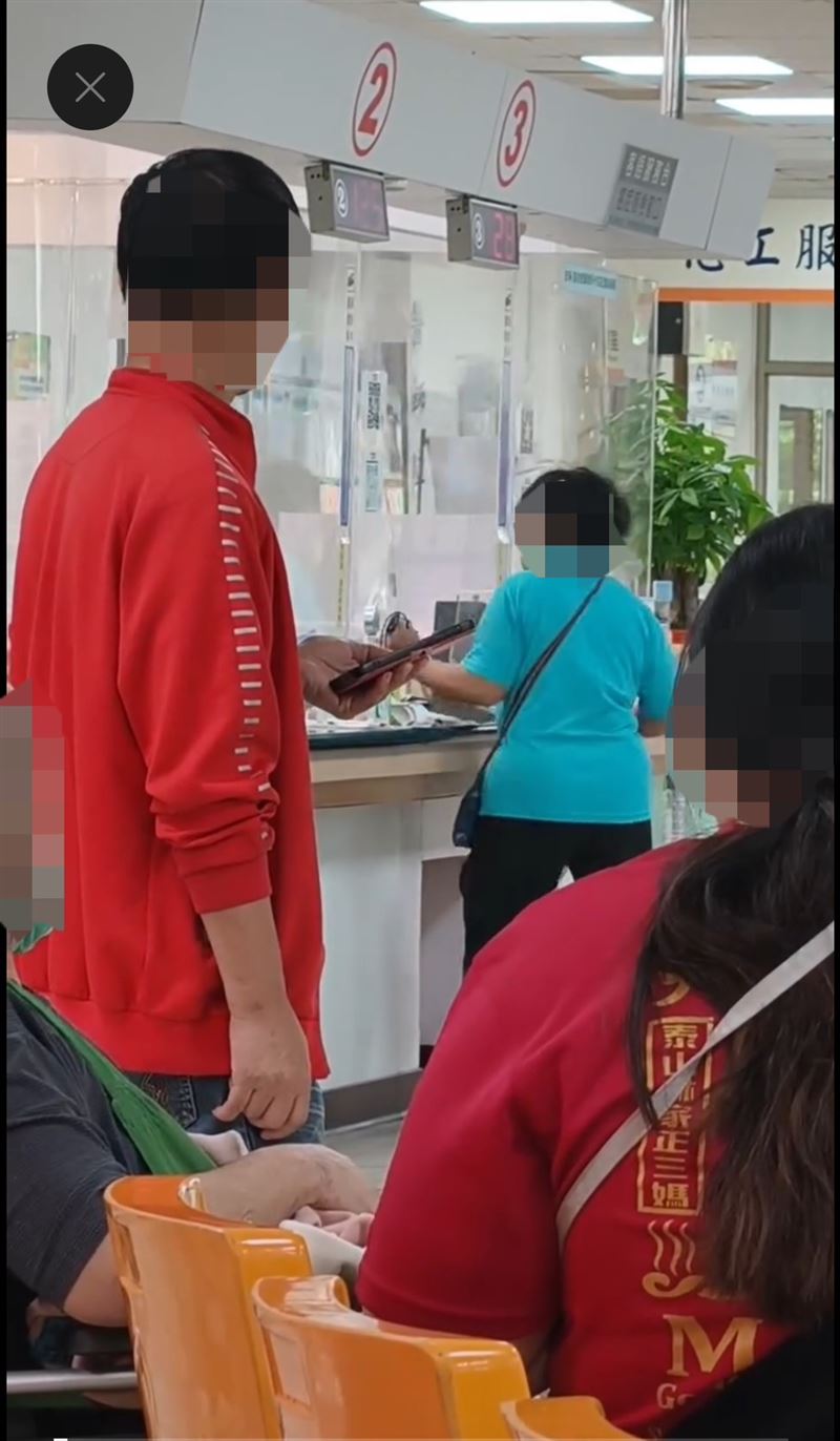 李婦不滿被要求補藥費，憤而拉扯櫃台電腦設備。（圖／翻攝自Threads @aquarium0330_tw）