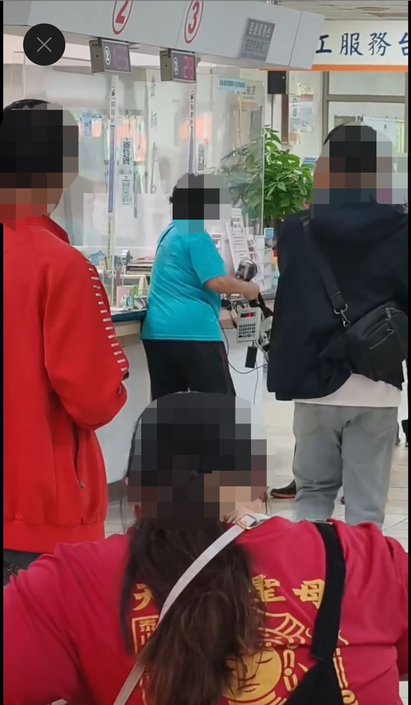 李婦不滿被要求補藥費，憤而拉扯櫃台電腦設備。（圖／翻攝自Threads @aquarium0330_tw）