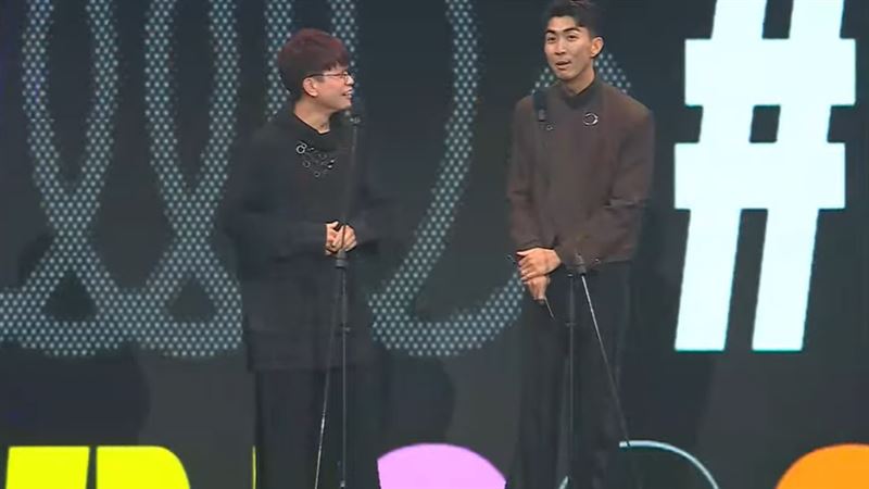 蔡阿嘎（左）與Ian頒獎。（圖／翻攝自YT @走鐘獎頒獎典禮 Walk Bell John Awards）