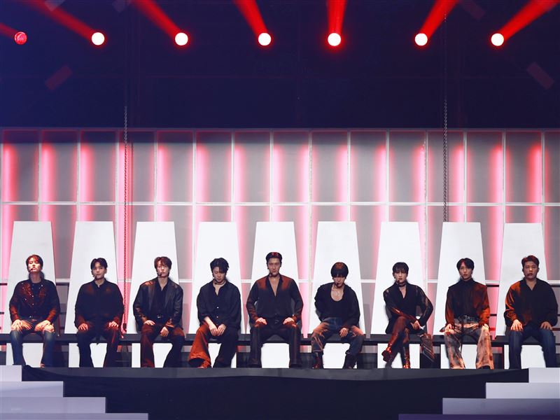 SUPER JUNIOR 9人一字排開，帥翻。（圖／讀者提供）