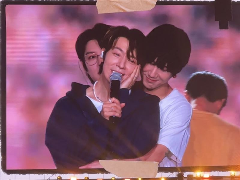 藝聲背後擁抱東海。（圖／讀者提供）