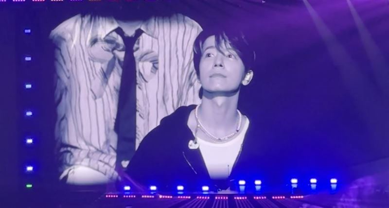 東海唱〈至少還有你〉一度落淚。（圖／讀者提供）