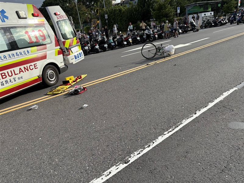 騎單車的劉姓老翁昏迷，仍在加護病房觀察中。（圖／翻攝畫面）
