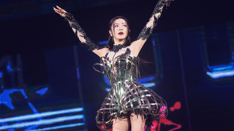 丁噹開唱「絕美空姐」登場 竟是大咖歌后