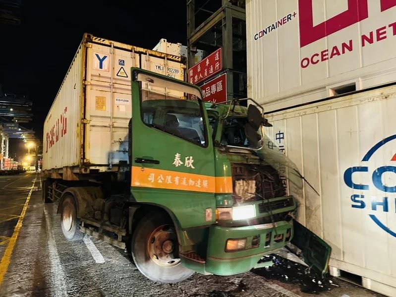 基隆港東9碼頭貨櫃車失控撞擊貨櫃區，車頭嚴重變形。（圖／翻攝畫面）