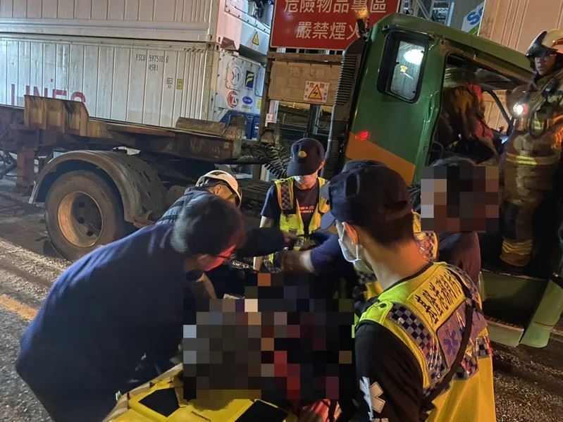 辜男被救出時意識清楚，警方到醫院對其進行酒測，排除酒駕。（圖／翻攝畫面）