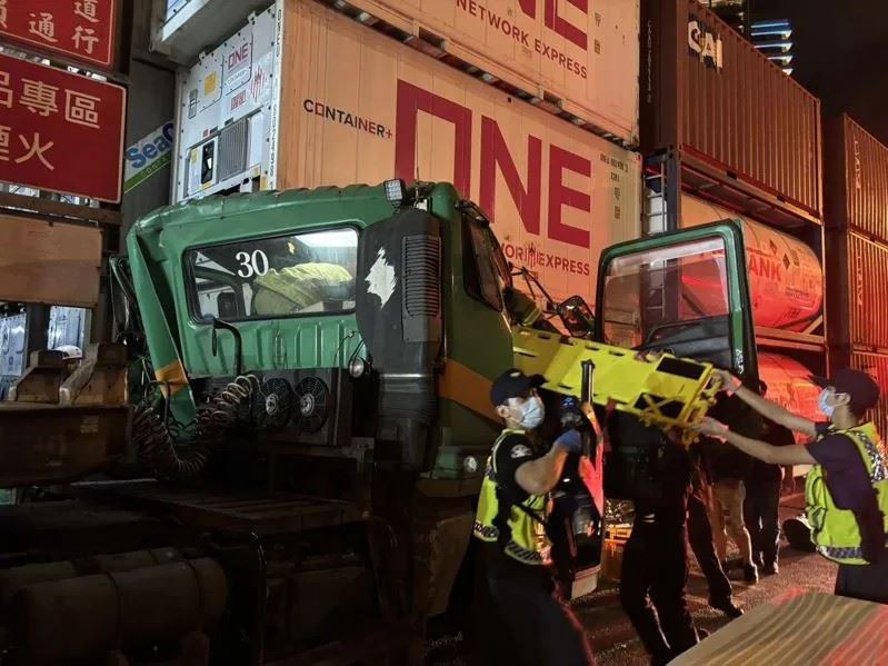 貨櫃車東港碼頭自撞貨櫃區 駕駛受困送醫