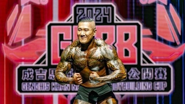 「3cm小館長」梗笑歸笑，真要放大可別亂來。館長被爆疑似動刀增大，醫師警告：風險高、效果差，搞不好還毀掉功能。減重＋修毛視覺加分又安全，才是多數男人最該走的路。（圖／翻攝自彪悍臉書）