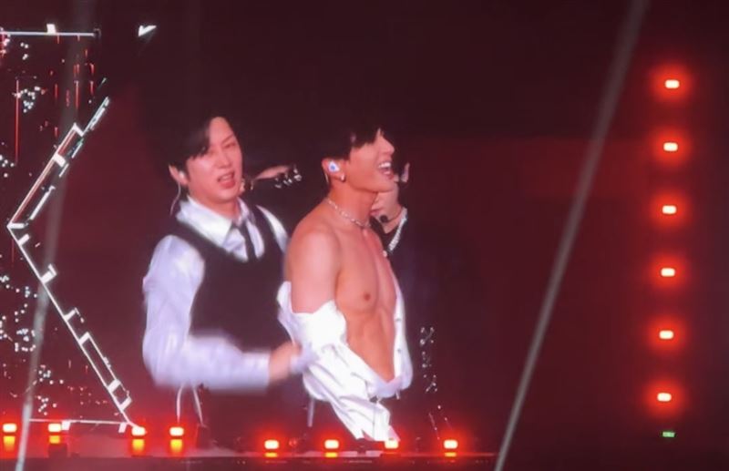 希澈扒開利特衣服。(圖/讀者提供)