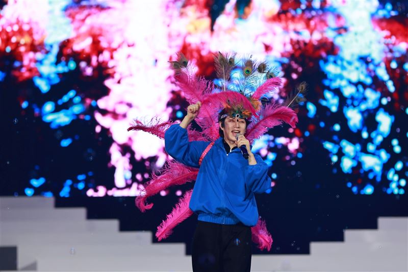 SUPER JUNIOR希澈羽毛造型,讓大家忍不住笑場。(圖/讀者提供)