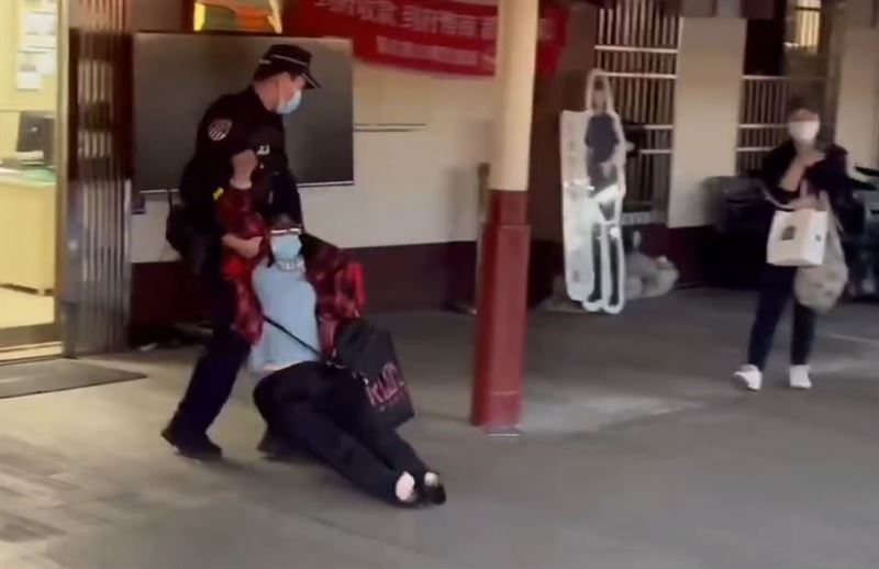 55歲劉姓女乘客大鬧台鐵，被鐵路警察拖出車廂。（圖／翻攝自Threads @yingshrsung）