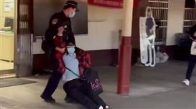 55歲劉姓女乘客大鬧台鐵，被鐵路警察拖出車廂。（圖／翻攝自Threads @yingshrsung）