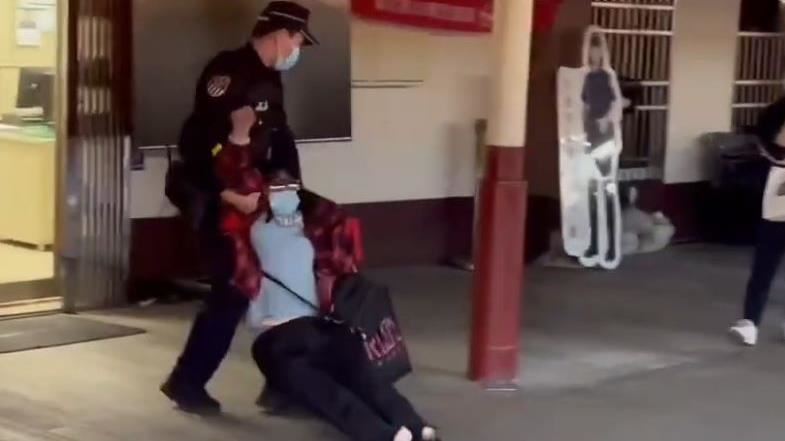 她大鬧台鐵被拖走!網全看傻:怎麼又是妳