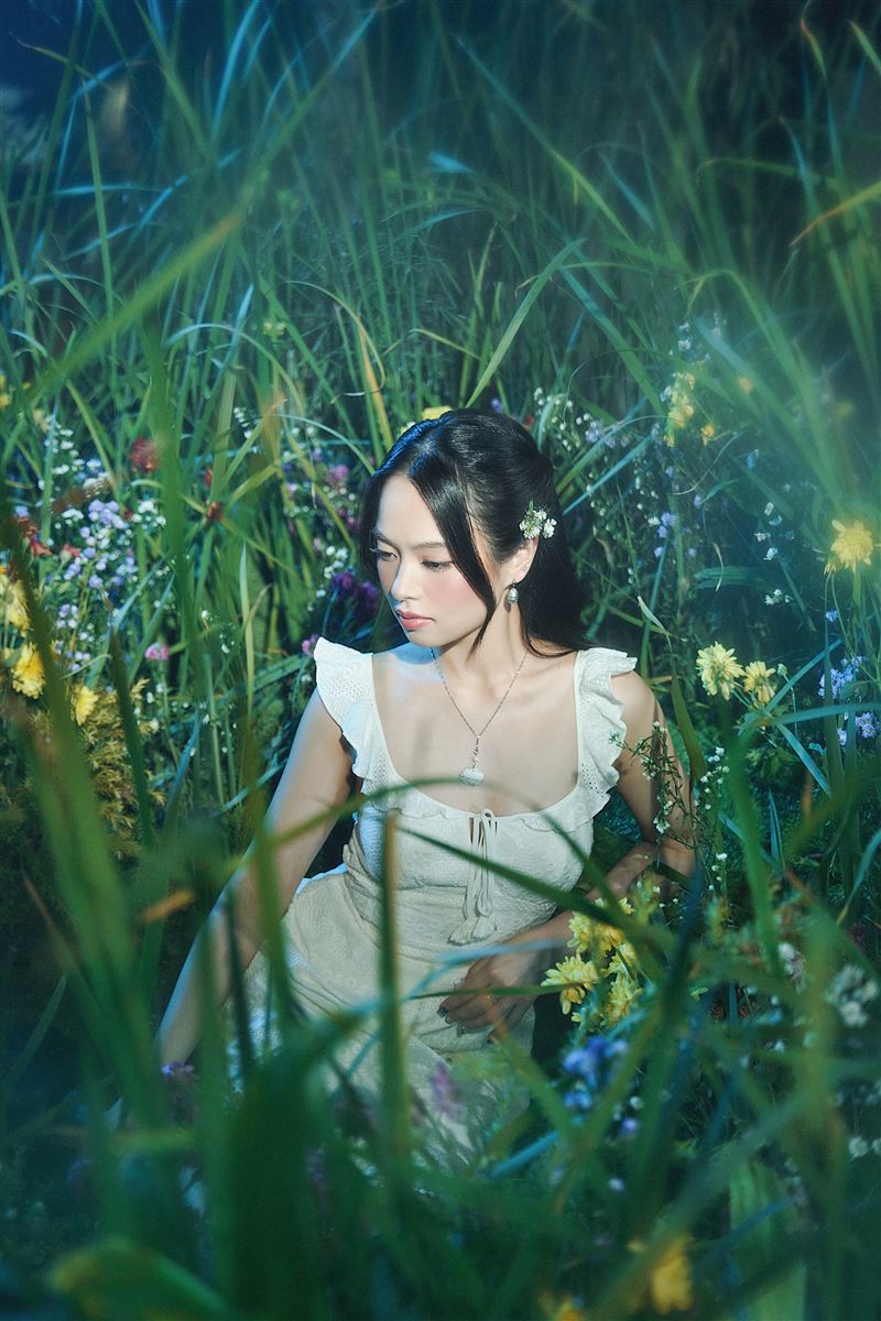 外型甜美的Elisha，走進一座神秘花園拍攝〈Freeze〉MV。（圖／索尼音樂提供）