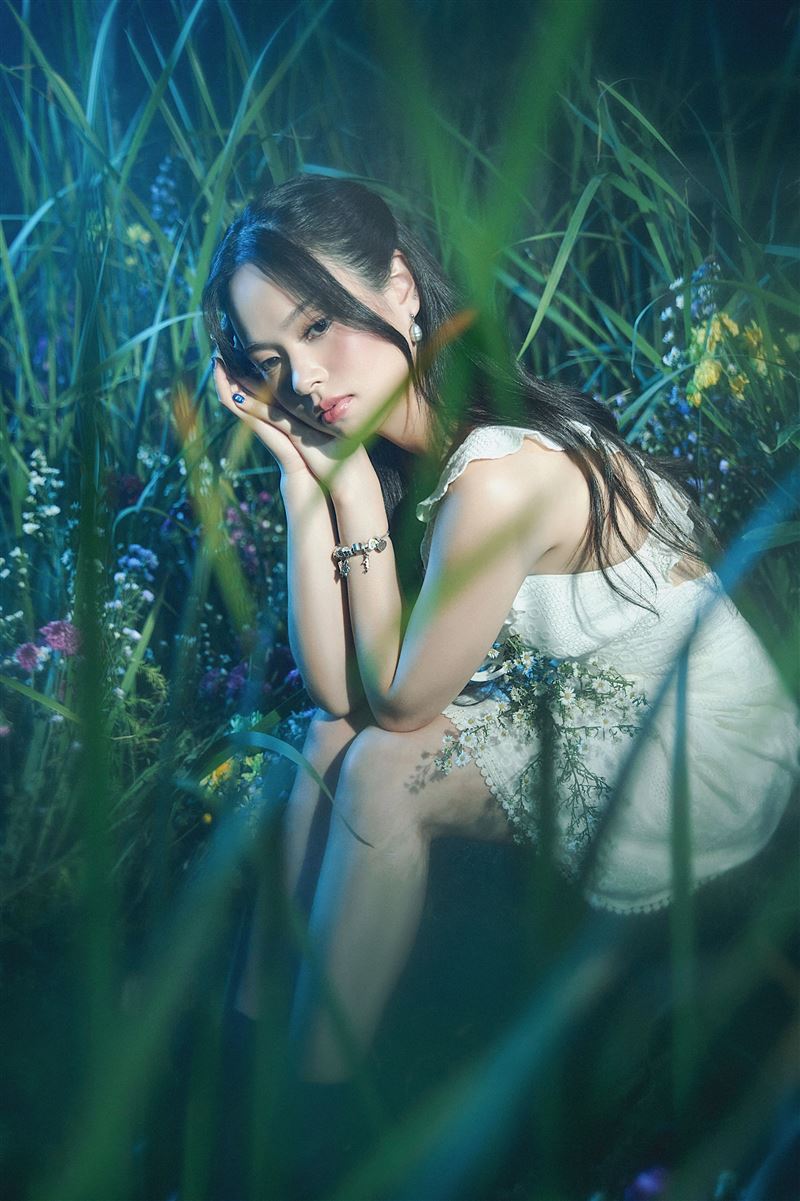 Elisha Danielle在MV中放入冰箱磁鐵、T-shirt、牆上裝飾等私人物品，甚至出現上一支作品裡的雪球。（圖／索尼音樂提供）