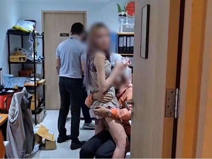 急救人員趕到時，這名女子正跨坐在受傷的男友身上。（圖／翻攝自khaochononline）