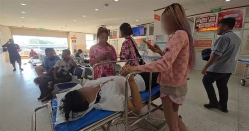 泰國一名女子以為隆鼻被撞壞，失控持刀砍傷男友頭部，在醫院時兩人緊牽著手。（圖／翻攝自khaochononline）