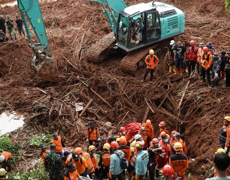 印尼中爪哇省山崩增至11死。（圖／翻攝自X平台 @WeHereStill）