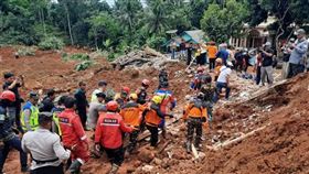 印尼中爪哇省山崩增至11死。（圖／翻攝自X平台 @WeHereStill）