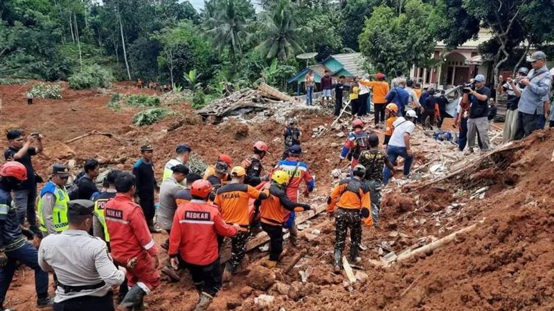 印尼中爪哇省山崩增至11死 仍有12人失蹤