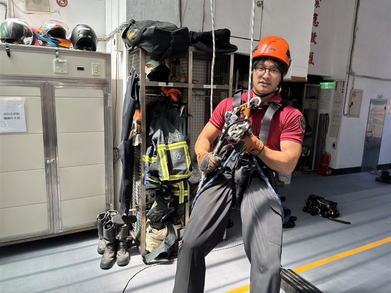 建成分隊吳承翰隊員因輪休也在場，隨即上前搶救。（圖／翻攝自「臺北市政府消防局」臉書）