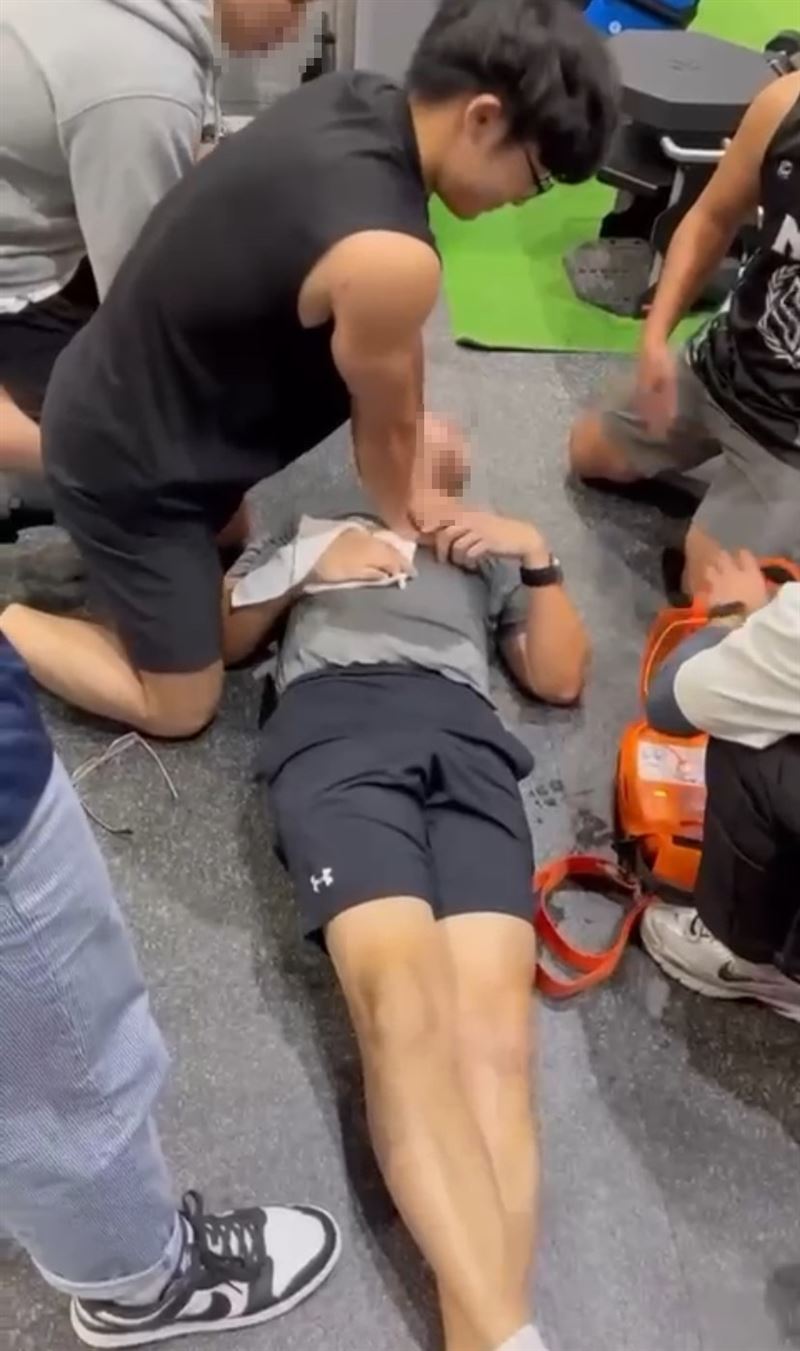 一名男子在松山中心運動時，不明原因突然倒地、失去生命跡象。（圖／翻攝自「臺北市政府消防局」臉書）