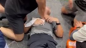 一名男子在松山中心運動時，不明原因突然倒地、失去生命跡象。（圖／翻攝自「臺北市政府消防局」臉書）
