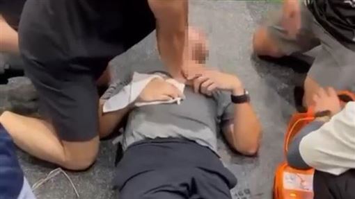 突倒地無呼吸心跳…被救活秒起身忙做這事