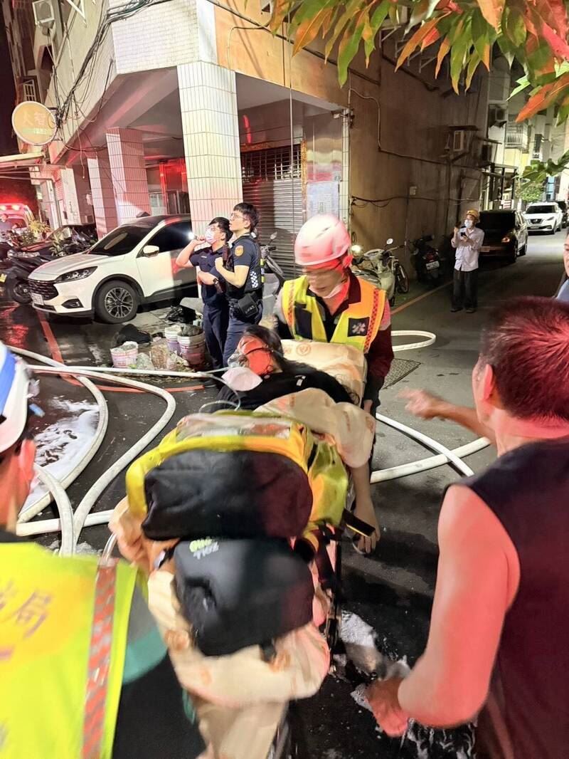 多名住戶被救出後因遭濃煙嗆傷，全部送醫救治。（圖／翻攝畫面）