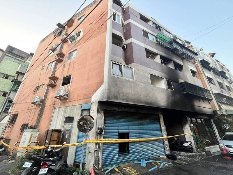 彰化某集合住宅大樓發生火警，火勢堵逃生路線。（圖／翻攝畫面）