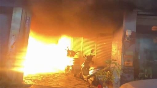 彰化暗夜大火堵逃生口！17住戶睡夢被救出